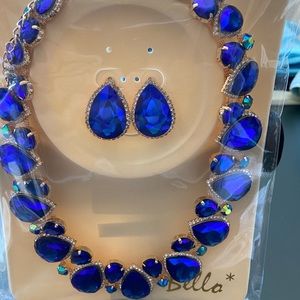 Gorgeous Blue Bella costume jewelry necklace